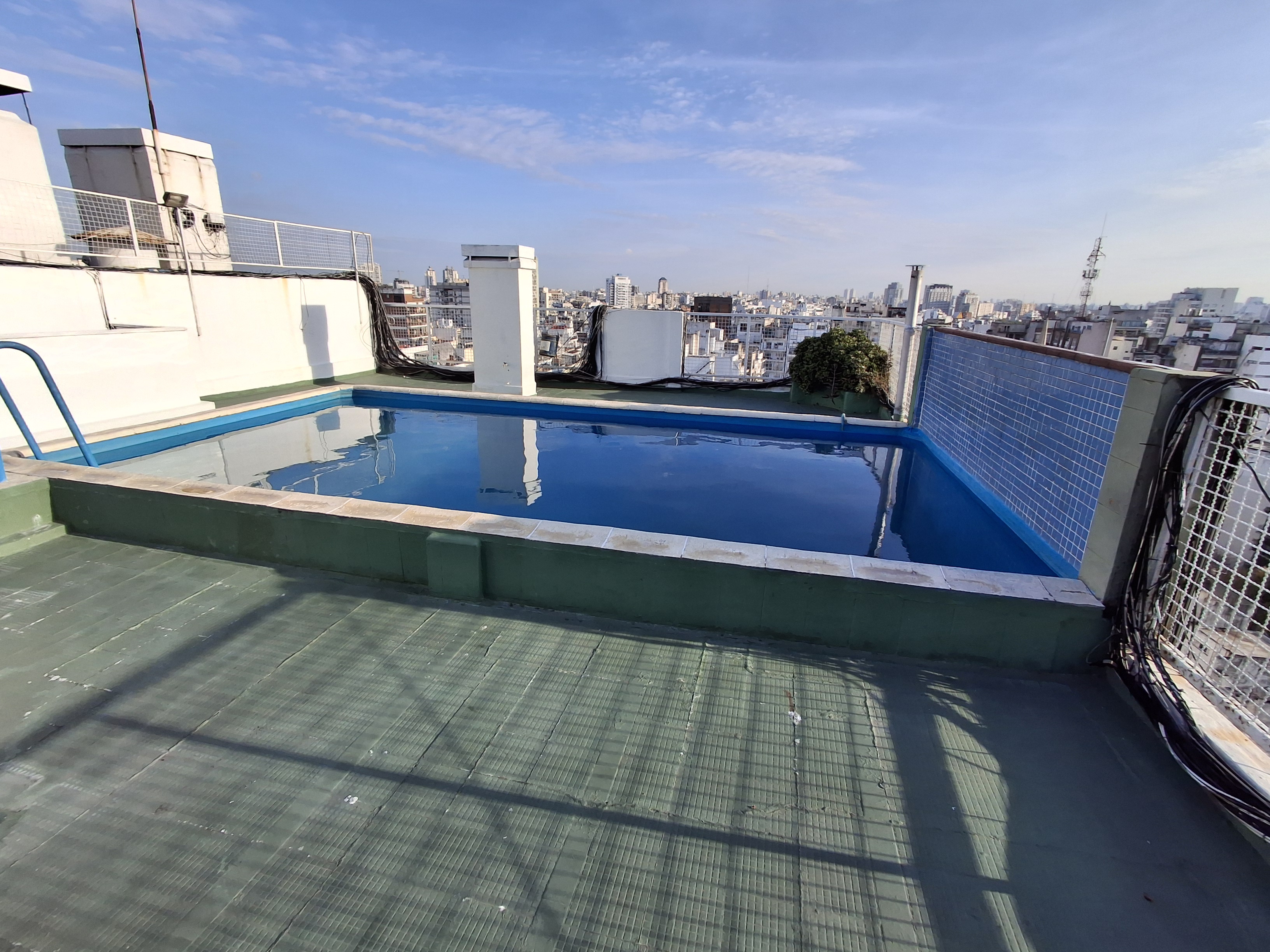 GUEMES Y CORONEL DIAZ - 3 AMBIENTES AL FRENTE CON BALCON Y PILETA